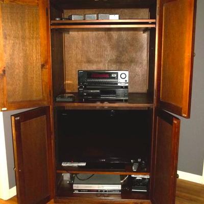 32" flat screen tv, Sony disk player, Sony tuner, Panasonic dvd/vhs player