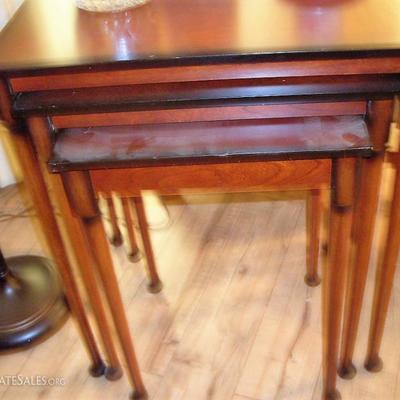 NESTING TABLES