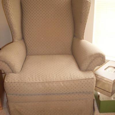 UPHOLSTERED CHAIR