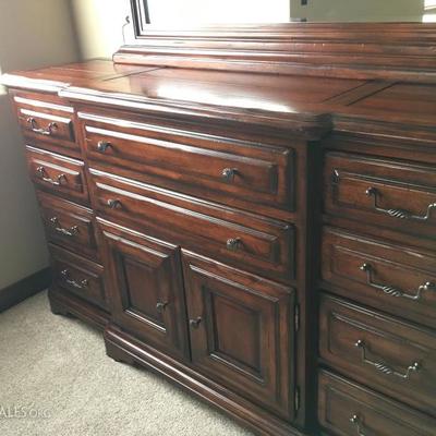 Alexander Julian queen bedroom suite (6 pieces)