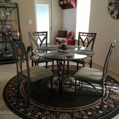 Round Glasstop Dining table w/ 4 Chairs