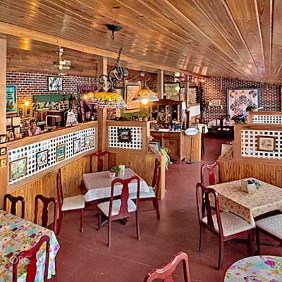 and enjoy lunch while at the Suwannee Valley Quilt Shop is the Suwannee Rose Cafe... great lunchs and baked goods.