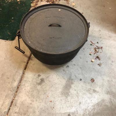 22"/45 QT. Dutch Oven