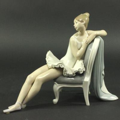 Lot 44: Lladro "Classic Dance" Porcelain Figurine #4847 