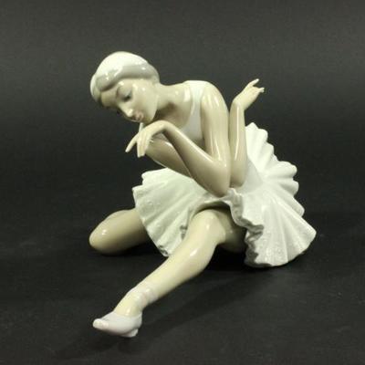 Lot 43: Lladro "The Death of the Swan" Porcelain Figurine 