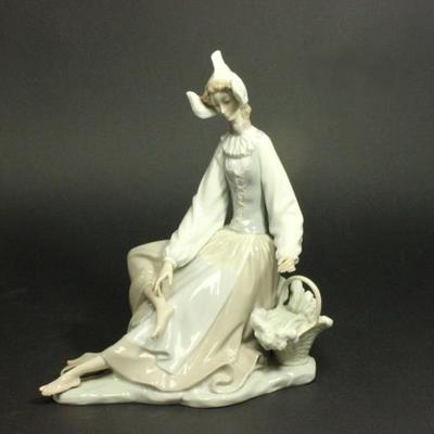 Lot 74: Lladro Figurine "Flower Girl Resting Her Feet" 