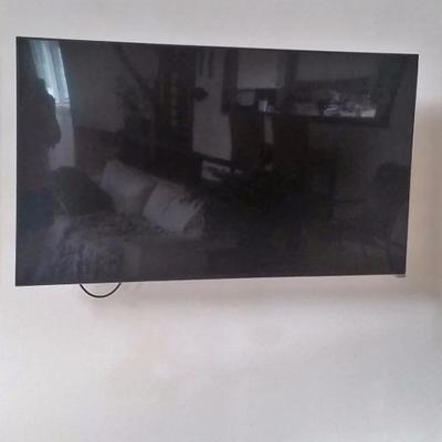 Vizio TV 50" w 2 remotes