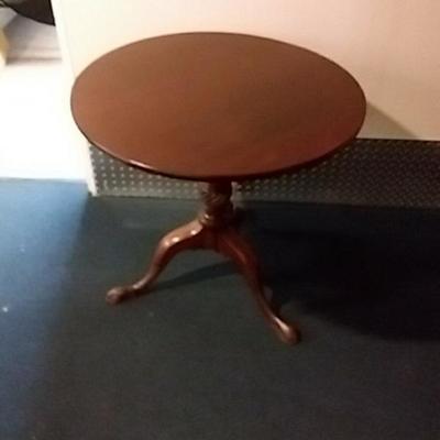 3 Legged Pedestal Table