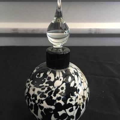 002 Unique black and white design