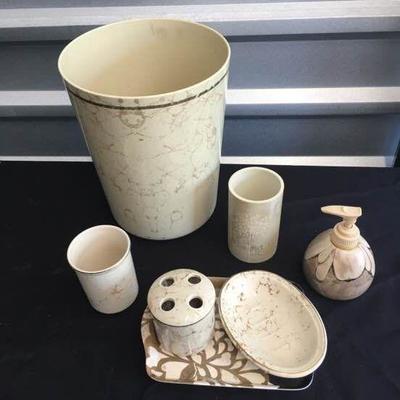 Nice neutral toned bath set