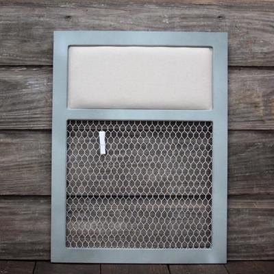 Chicken wire memo board