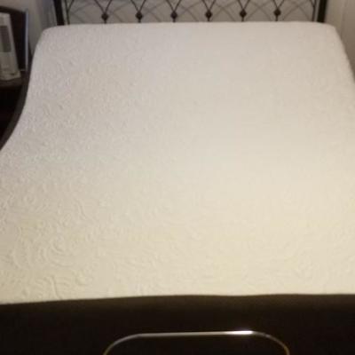 Like newLeggett and Platt queen adjustable bed and memory foam mattress