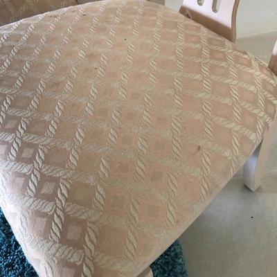 Buff Dining Table w/6 Chairs Detail