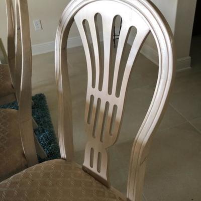 Buff Dining Table w/6 Chairs Detail