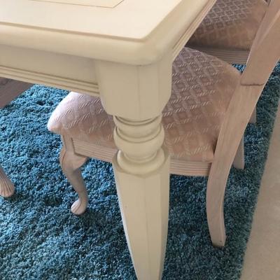 Buff Dining Table w/6 Chairs Detail