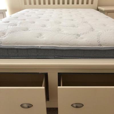 Detail - Eggshell Queen Platform Bedroom Set 