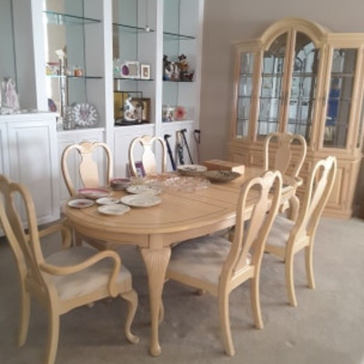 Solid Table, 6 Chairs, 2 Sleeves & Table Cover By Lexington