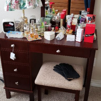Vanity & perfume bottles