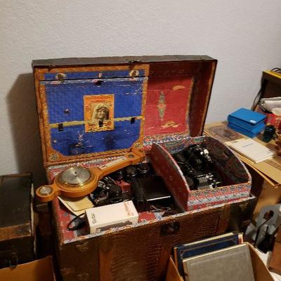 1800's steamer trunk in good condition