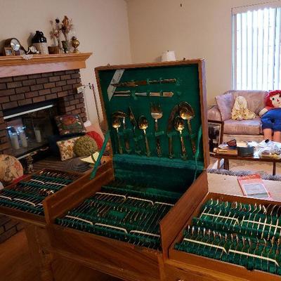 Wood box holds 3 trays of flatware