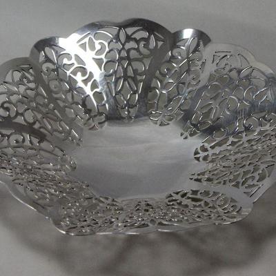 International Silver Company â€œLovelaceâ€ Footed bonbon Bowl 