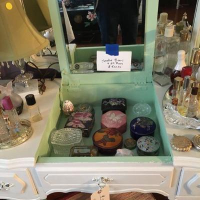 VINTAGE PERFUME BOTTLES, TRINKET & PILL BOXES, COMPACTS