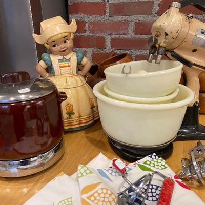 Hamilton Beach Model "D" vintage mixer complete with bowls and Twin Winton Dutch girl cookie jar