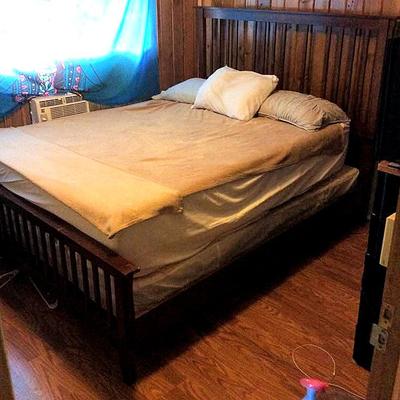 HFS047 Queen Sized Bed Set & Wooden Frame