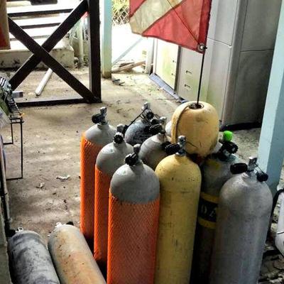 HFS004 Scuba Tanks, Weights & Buoy 