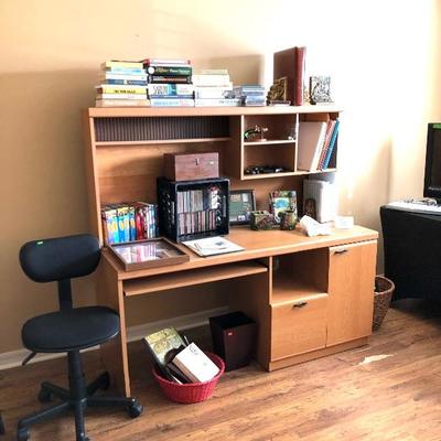 Desk w/Hutch (Some Damage) $20