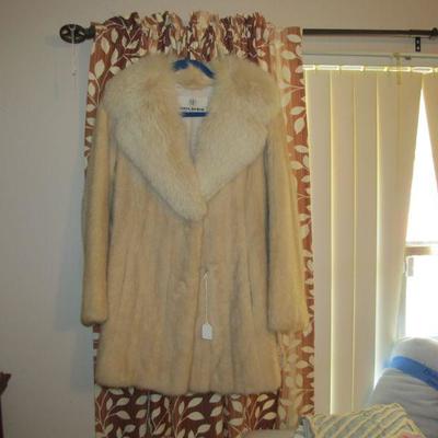Lovely vintage mink coat w/ a fox collar