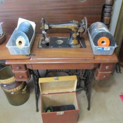 We have hundreds of vintage records!!  The 50s-70s  Including VERY RARE American albums from Venezuela.  Also, a 1920's Singer...