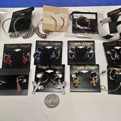 https://www.ebay.com/itm/114173865847 BOX074Ah COSTUME JEWELRY LOT OF FIFTEEN PIERCED EARRINGS $20.00  LOT #5