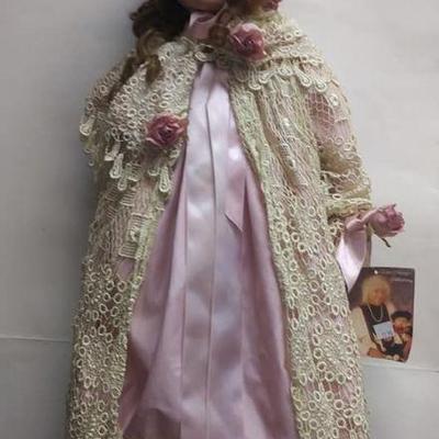 https://www.ebay.com/itm/124141905642 CC0005 Limited edition of fine porcelain doll Elsie Massey collection "LAUREN" Serial...