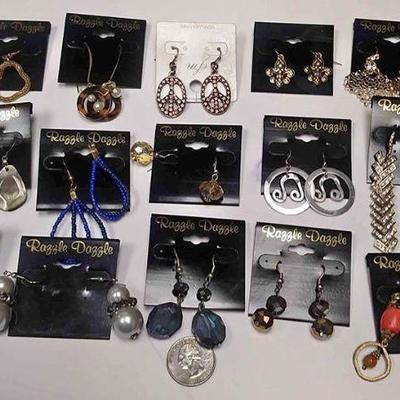 https://www.ebay.com/itm/124142906695 BOX074AB COSTUME JEWELRY LOT OF FIFTEEN PIERCED EARRINGS $20.00  LOT #3