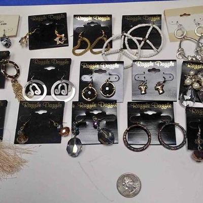 https://www.ebay.com/itm/114173841218 BOX074AA COSTUME JEWELRY LOT OF FIFTEEN PIERCED EARRINGS $20.00 LOT #1