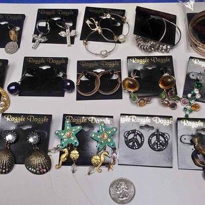https://www.ebay.com/itm/124142913083 BOX074AD COSTUME JEWELRY LOT OF FIFTEEN PIERCED EARRINGS $20.00 LOT #6
