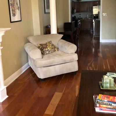 PA016 Occasional Chair $40, Coffee Table $95, Wall Art $35 .
We will not hold unless Paid for
Venmo @Rafael-Monzon-1
PayPal:...