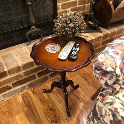 https://www.ebay.com/itm/124189462300	BU1041 Small Pedestal Wood Table Local Pickup	 $35 
