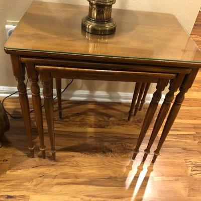 https://www.ebay.com/itm/124190133198	BU1057: 3 Stackable Nesting Tables with Glass Top Local Pickup	 $60 

