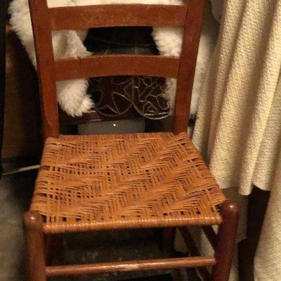 https://www.ebay.com/itm/124190242656	BU1089: Cain Bottom Country Chair Local Pickup	 $20 
