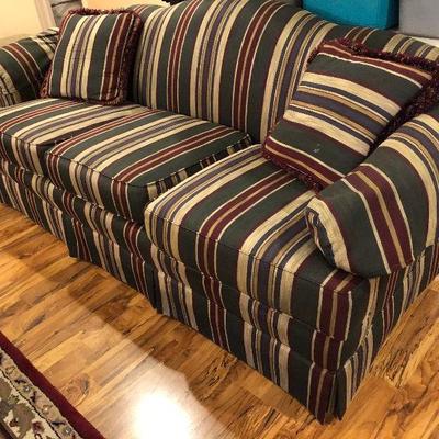 https://www.ebay.com/itm/124189443012	BU1039: Striped Sofa Local Pickup	 $125 
