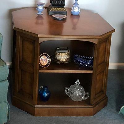 https://www.ebay.com/itm/124189190819	BU1020: Mediterranean 1970s  Accent End Table with Shelves Local Pickup	 $60 
