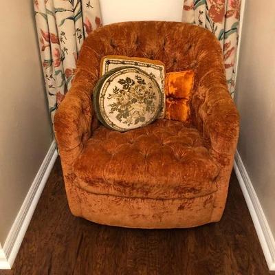 https://www.ebay.com/itm/124190310897	BU1104: Crushed Velvet Tufted Rust Color Mid Century Occasional Chair Local Pickup	 $75 

