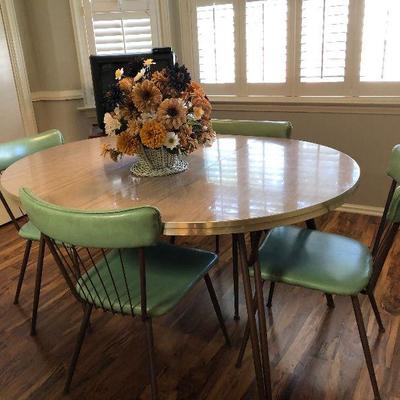 https://www.ebay.com/itm/114226139951	BU1032. Mid Century Green Cover Breakfast Table and Chairs Local Pickup 3rd Party Shipper	 $250 
