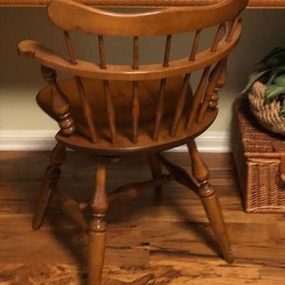 https://www.ebay.com/itm/124191251018	BU1085: Early American Swivel Maple Chair Local Pickup	 $35 
