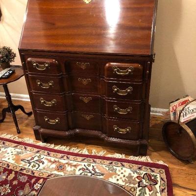https://www.ebay.com/itm/124189446281	BU1040: Early American Secretary Writing Desk with Hind away Drawers Local Pickup	 $395 
