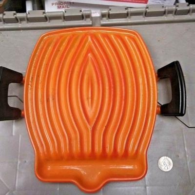 https://www.ebay.com/itm/114226199226	BU3072  USED VINTAGE LE CREUSET FLAME ORANGE  GRILL  CAST IRON ENAMELED MADE IN 	 Auction 
