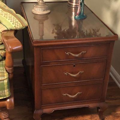 https://www.ebay.com/itm/124190174195	BU1083: Mahogany Nightstand with Glass Top Local Pickup	 $95 
