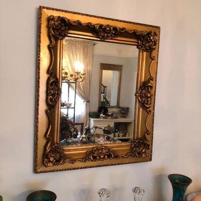 https://www.ebay.com/itm/114226130216	BU1030 Gold Gilt Mirror With Decorative Frame Local Pickup	 $95 
